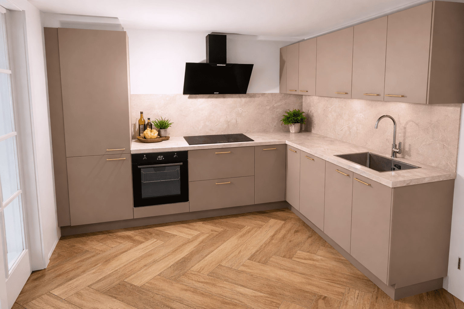 Taupe hoek keuken met gouden handgrepen en marmeren achterwand